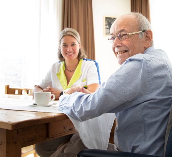 Meneer Franken aan tafel met onze ZuidZorg collega Renske.